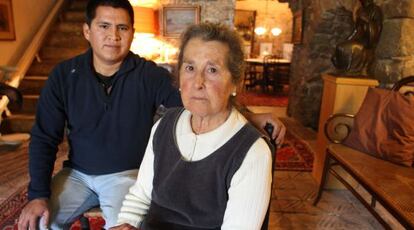 Teresa Valls, de 85 años, junto a su cuidador, Juan Carlos Vía, en su casa de Rupià, donde fue atracada.