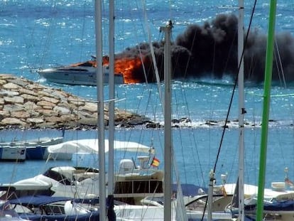 Una de las embarcaciones incendiadas en el Puerto de El Campello 