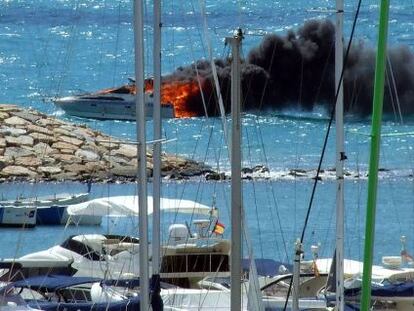 Una de las embarcaciones incendiadas en el Puerto de El Campello