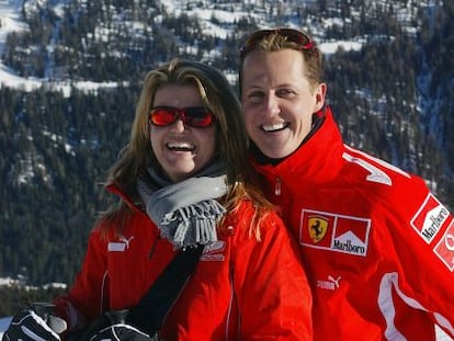 Michael Schumacher e sua esposa, Corinna, na neve.