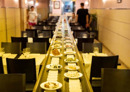 Restaurante japonés con bufé giratorio Kaitensushi He, en Barcelona.