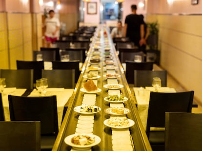 Restaurante japonés con bufé giratorio Kaitensushi He, en Barcelona.