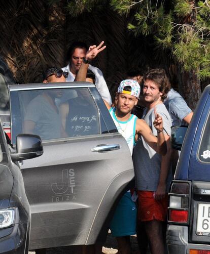 Neymar, acompañado de su padre y unos amigos, de vacaciones en Ibiza. El futbolista es uno más de los rostros conocidos que este verano se han dejado ver por la isla.