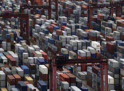 Contenedores apilados en el muelle Kwai Chung del puerto de Hong Kong.