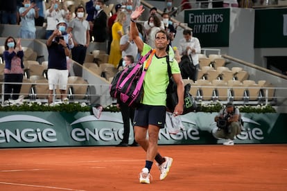 Nadal se despide de los aficionados, este viernes en la pista Philippe Chatrier de París.