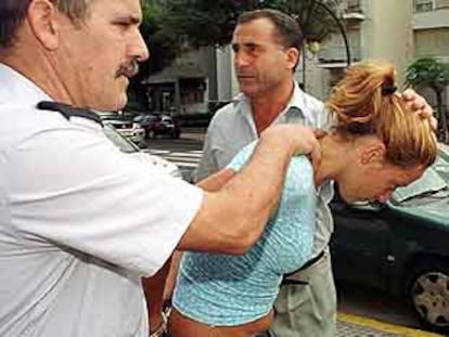 La policía condujo ayer a María Ángeles Vázquez a los juzgados de Cádiz.