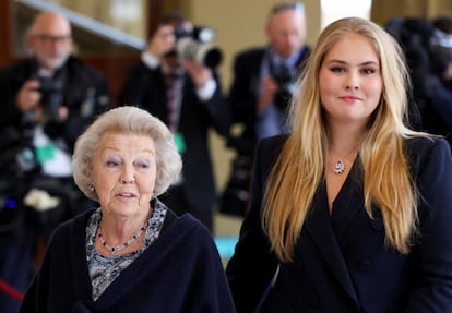 Los reyes Guillermo y Máxima de Holanda han dejado en manos de su hija y de la antigua monarca su representación en la recepción por la coronación de Carlos de Inglaterra. En la imagen, la princesa Beatriz, madre del actual rey de los Países Bajos, y la princesa Amalia, heredera al trono.