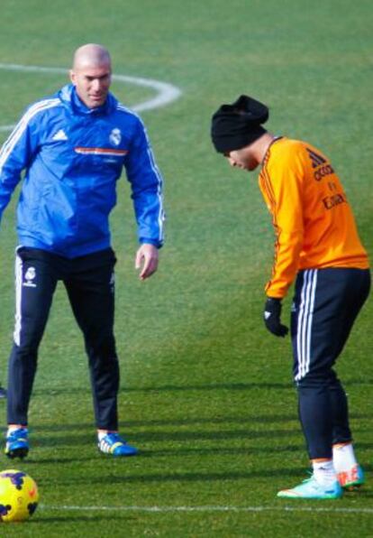 Nacho, Isco, Xabi Alonso, Zidane, Jese, Morata y Carvajalat durante el entrenamiento.