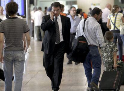 Joan Laporta, ayer en el aeropuerto de El Prat.