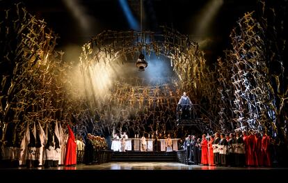 Norma canta el aria Casta Diva durante la ópera homónima que cerrará la temporada del Liceo en Barcelona. Foto: Cortesía del Liceo.