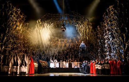 Norma canta el aria Casta Diva durante la ópera homónima que cerrará la temporada del Liceo en Barcelona. Foto: Cortesía del Liceo. 