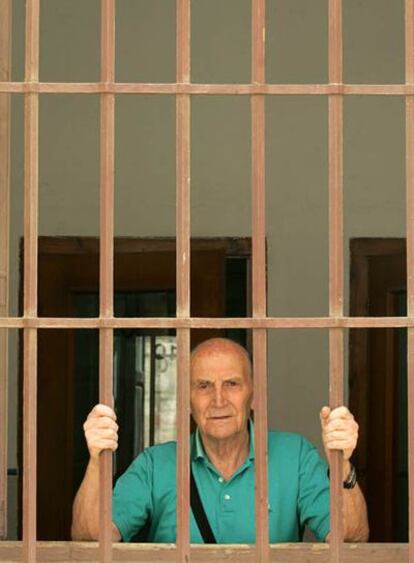 El poeta Marcos Ana, en una ventana de la cárcel de Ocaña, una de las prisiones en las que pasó 23 años de su vida a partir de los 19.