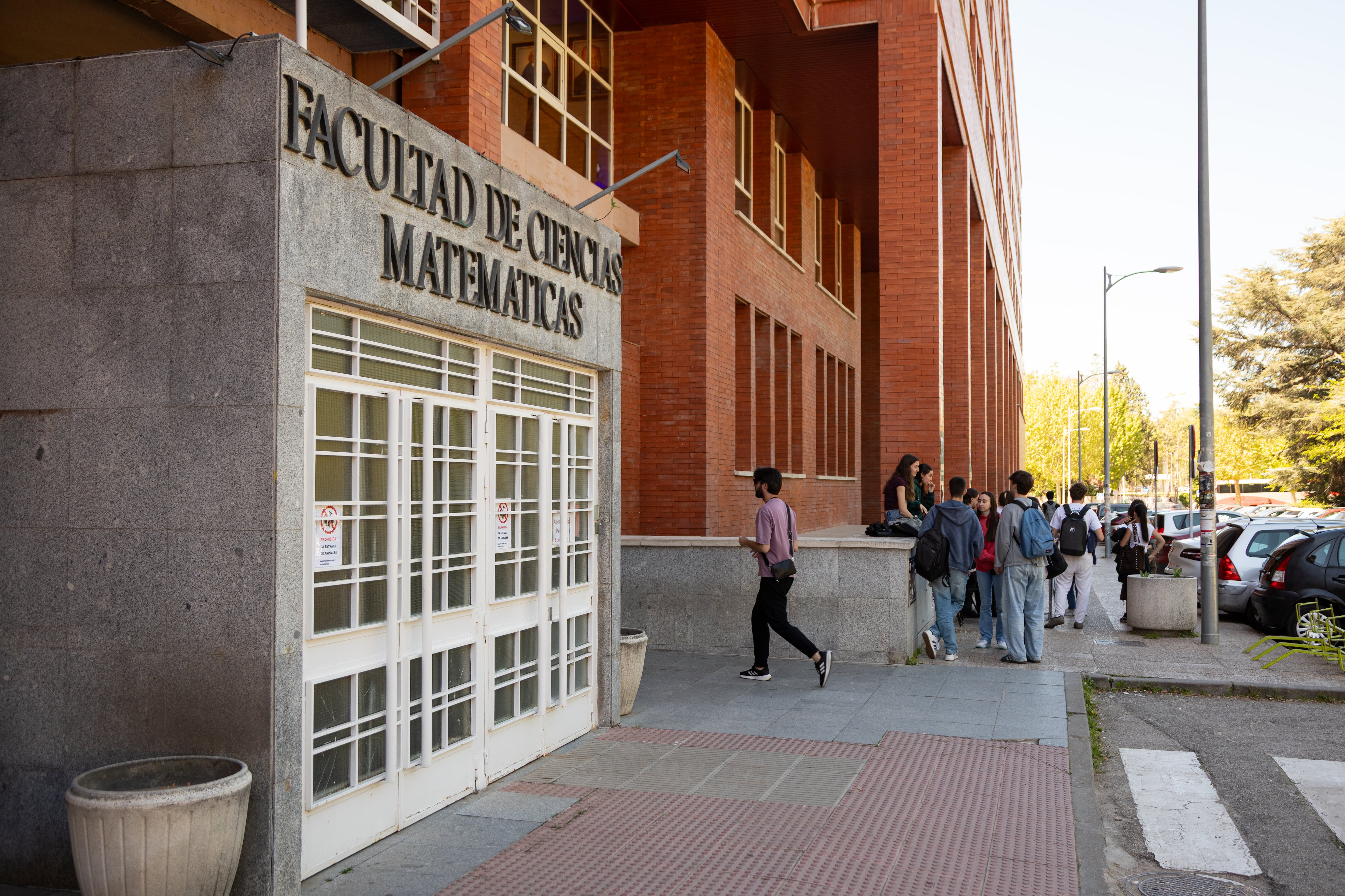 Estudiantes de la Facultad de Ciencias Matemáticas de la Universidad Complutense de Madrid, el pasado 16 de abril.