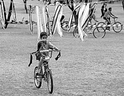 La asociación A Contramano y la federación andaluza de este deporte celebraron el Cuarto día metropolitano de la Bici bajo el lema <i>Por un ciclismo más seguro y sin riesgos</i>.