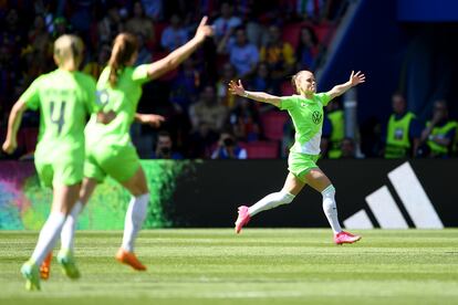 Ewa Pajor (derecha) celebra el primer gol del Wolfsburgo. 