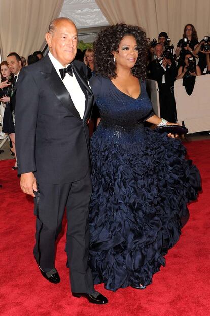 Oprah Winfrey, acompañada y vestida por Oscar de la Renta, en la gala MET 2010.