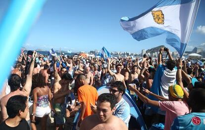 Hinchas argentinos en Copacabana