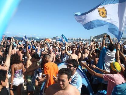 Hinchas argentinos en Copacabana