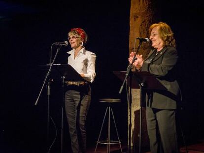 Julie Christie, amb Marta Pessarrodona, durant el seu recital ahir a la Pedrera de Barcelona.