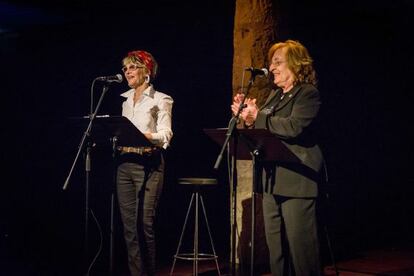 Julie Christie, con Marta Pessarrodona, durante su recital ayer en La Pedrera de Barcelona