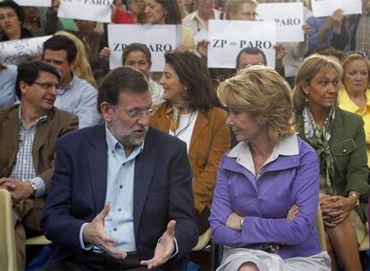Mariano Rajoy conversa con Esperanza Aguirre durante el mitin de ayer en Carabanchel, Madrid.
