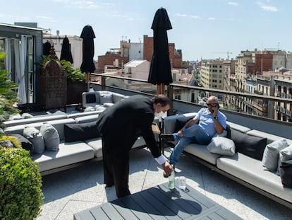 Un camarero atiende a un cliente en la terraza del Claris Hotel & Spa, el primer establecimiento de 5 estrellas Gran Lujo abierto en Barcelona tras el estado de alarma, el pasado 1 de julio.