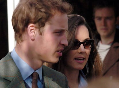 El príncipe Guillermo celebró el domingo su cumpleaños número 27 con su novia, Kate Middleton en Cornwall, el lugar favorito de vacaciones de ambos y sus amigos. La particularidad de esta vez fue que la novia del futuro monarca británico no quiso arriesgarse a que el lugar se llenara de periodistas y fotógrafos, por lo que, días antes, realizó la reserva de su romántica estadía de fin de semana bajo los nombres de Señor y Señora Smith, tal vez inspirada por la película en que se conocieron los famosos <i>Brangelina</i>.