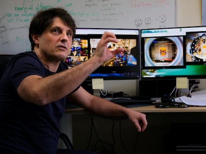 El físico Adán Cabello muestra las imágenes del laboratorio donde se ha conseguido una medición ideal de una secuencia cuántica.