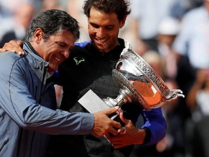 Toni y Rafa abrazan el trofeo de Roland Garros, el pasado mes de junio en París.