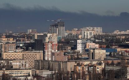 El aire se llena de humo tras los ataques rusos en las cercanías de Kiev, este martes. La capital de Ucrania continúa bajo un toque de queda que mantiene las calles vacías de gente y se mantendrá hasta el miércoles por la mañana.