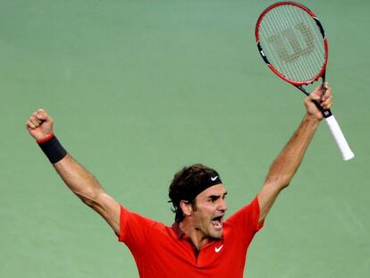 Roger Federer celebra su victoria.