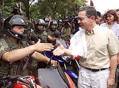 El presidente Álvaro Uribe saluda a los soldados durante su visita a Valledupar el pasado jueves.
