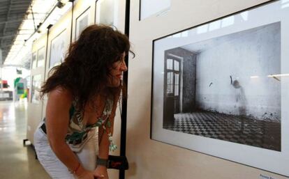 Una visitante observa una de las fotos expuestas en la estación de Abando, en Bilbao.