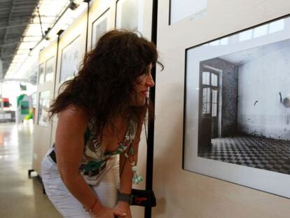 Una visitante observa una de las fotos expuestas en la estación de Abando, en Bilbao.