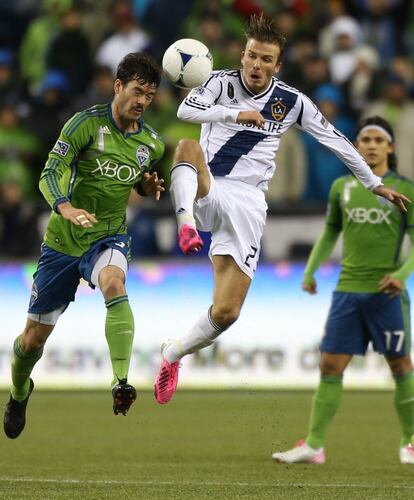 Beckham golpea un balón en el partido contra los Seattle Sounders que LA Galaxy ganó por dos a uno hace dos semanas.