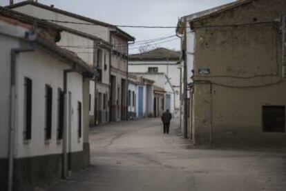 Una persona pasea por el municipio de Alaraz, en Salamanca.