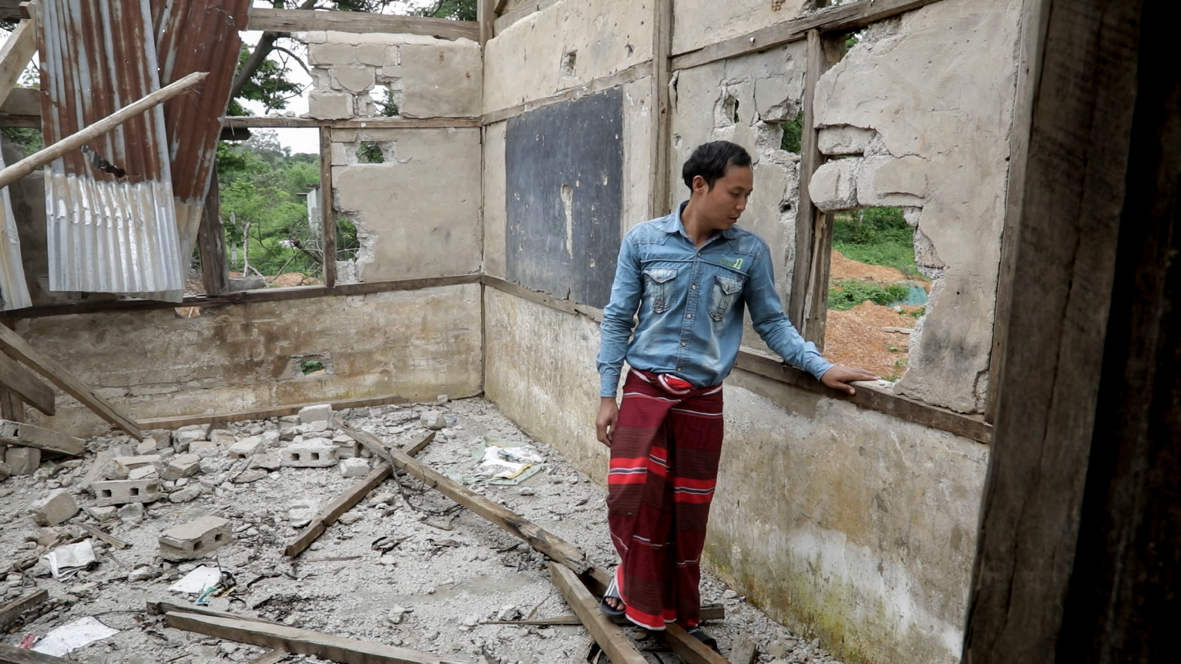 Nay Lin Aung, de 26 años, es un maestro de Myanmar de Matemáticas. En la imagen, visita las ruinas de la escuela de Demoso en la que trabajaba hasta que fue bombardeada el pasado febrero. Cuatro estudiantes murieron en el ataque.