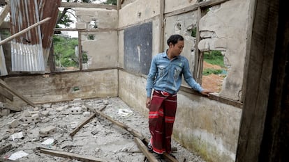 Nay Lin Aung, de 26 a?os, es un maestro de Myanmar de Matemticas. En la imagen, visita las ruinas de la escuela de Demoso en la que trabajaba hasta que fue bombardeada el pasado febrero. Cuatro estudiantes murieron en el ataque.