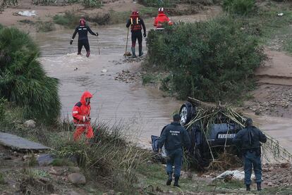 Guardias civiles y bomberos rastrean la zona junto al vehculo del hombre desaparecido.