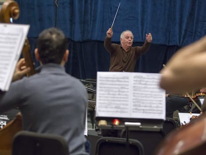 El director Daniel Barenboim ensaya 'Tristán e Isolda' el 16 de enero de 2014, en Bormujos (Sevilla), con la orquesta West-Eastern Divan.