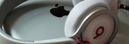 Los cascos de Beats sobre una tableta de Apple.