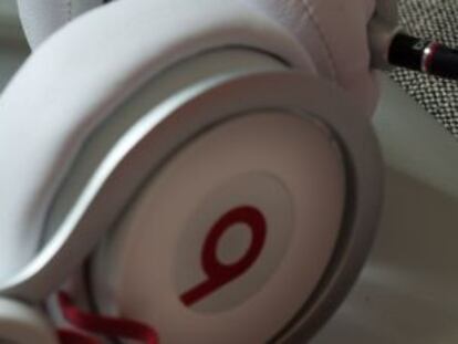 Los cascos de Beats sobre una tableta de Apple.