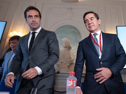 El presidente de BBVA, Carlos Torres Vila, y el ministro de Economía, Comercio y Empresa, Carlos Cuerpo.