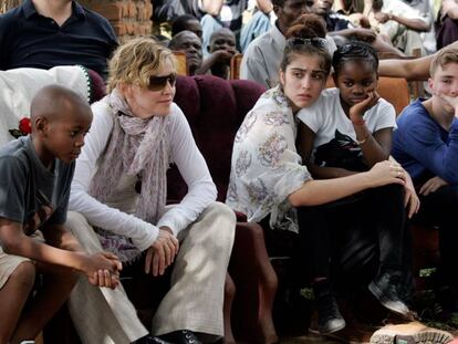 Madonna, junto a sus cuatro hijos, durante una visita de la familia a Malaui en 2013.
