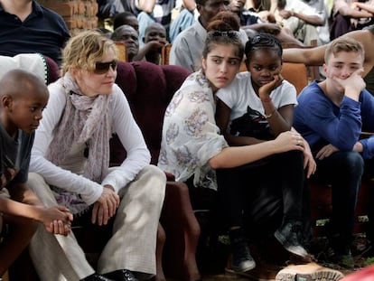 Madonna, junto a sus cuatro hijos, durante una visita de la familia a Malaui en 2013.