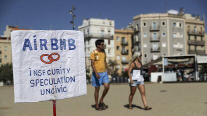 Cartel contra la plataforma de pisos turísticos Airbnb en Barcelona.