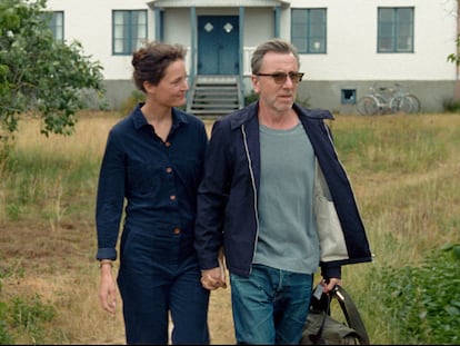 Vicky Krieps y Tim Roth, en 'La isla de Bergman'.