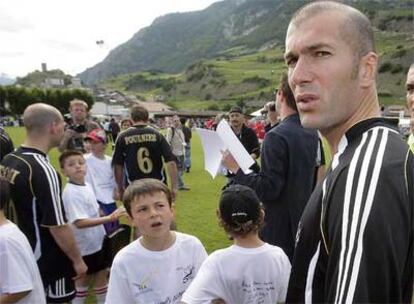 Zidane se siente útil ayudando a los niños