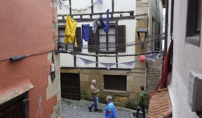 Las calles de Pasajes San Juan adornadas, con las antiguas ropas de marinero y redes de pesca.