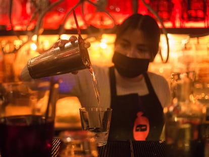 Una mesera sirve un trago en la barra de una cantina de Ciudad de México el pasado viernes.